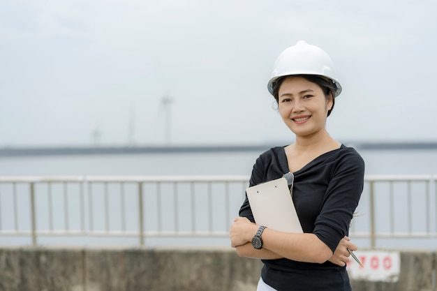 Ingénieur asiatique vérifiant le travail