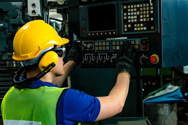 Ingénieur avec casque de sécurité travaillant dans l'usine