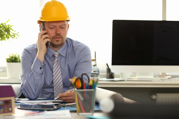 Ingénieur caucasien travaillant sur le plan de la maison