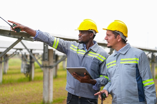 Ingénieur de centrale solaire examinant la solution électrique de maintenance de technicien de panneaux photovoltaïques