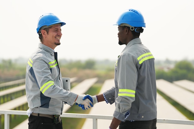 Ingénieur de centrale solaire examinant la solution électrique de maintenance de technicien de panneaux photovoltaïques