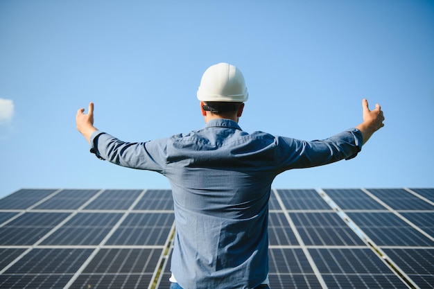 Ingénieur de centrale solaire sur fond de panneaux photovoltaïques Science énergie solaire