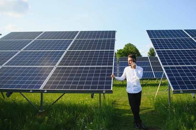 Ingénieur de centrale solaire sur fond de panneaux photovoltaïques Science énergie solaire