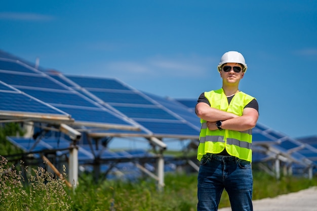 Ingénieur sur une centrale solaire. Énergie verte. Électricité. Panneaux d'énergie électrique.