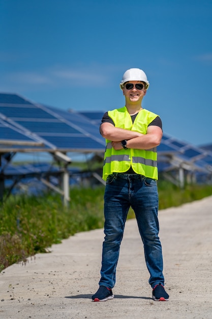 Ingénieur sur une centrale solaire. Énergie verte. Électricité. Panneaux d'énergie électrique.