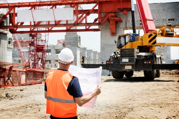 Photo ingénieur de chantier sur un chantier de construction