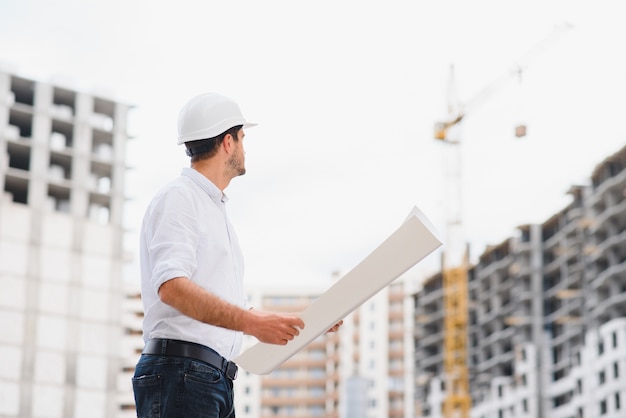 Ingénieur de chantier jeune homme d'affaires, gros plan.