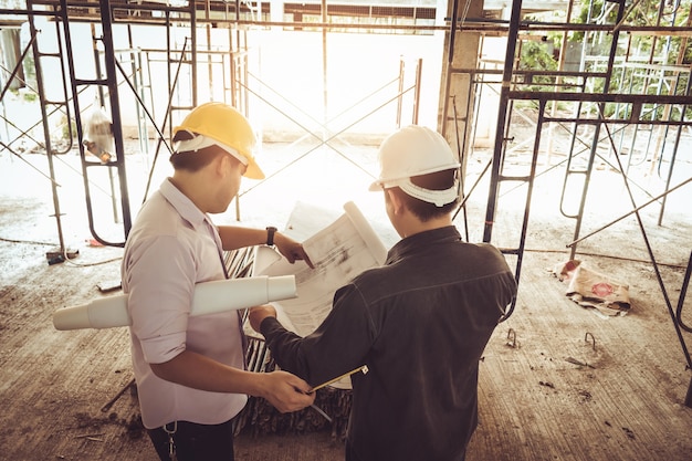 Ingénieur de chantier jeune homme d&#39;affaires