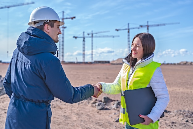 Ingénieur civil et agent immobilier sur le chantier