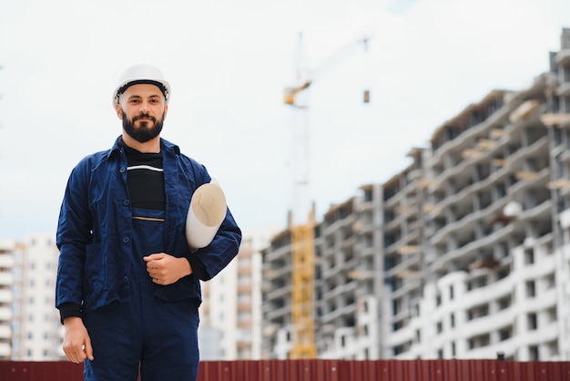 Ingénieur civil avec un croquis dans ses mains