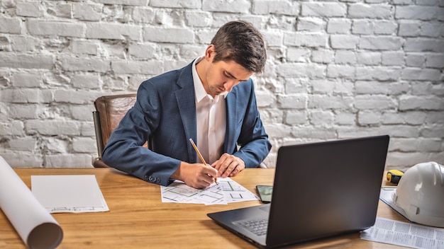 Ingénieur civil à son bureau