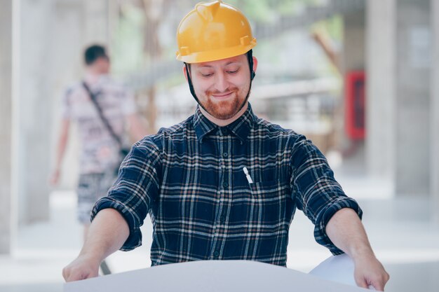 ingénieur civil travaillant sur le chantier avec ordinateur