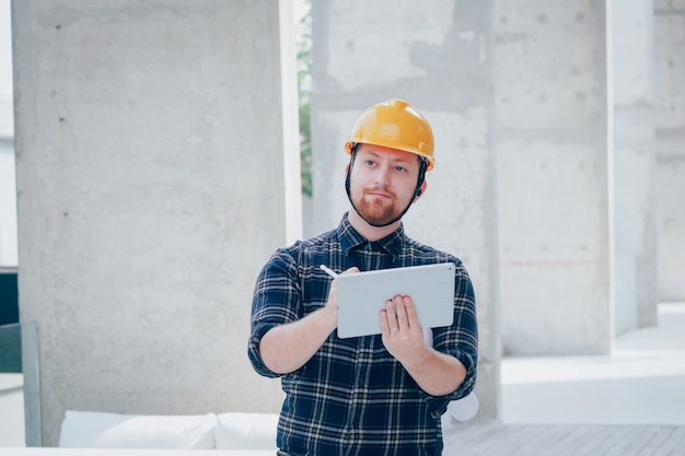 ingénieur civil travaillant sur le chantier avec ordinateur