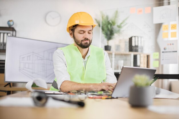 Photo ingénieur concepteur ou architecte compétent menant une conférence de travail au centre de bureau