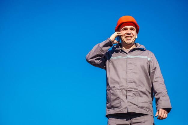 Ingénieur constructeur avec casque travaillant sur chantier