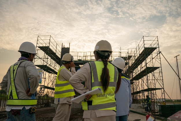 Ingénieur de construction sur chantier