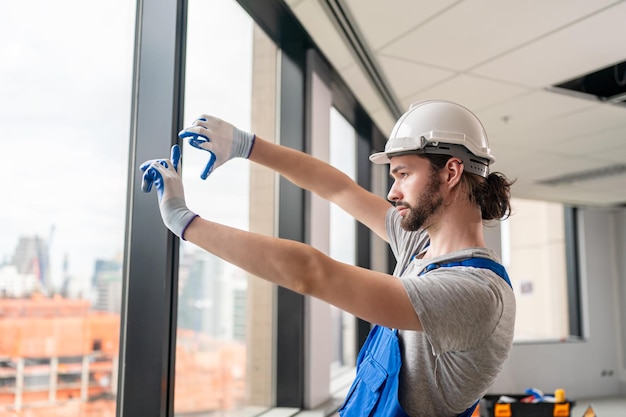 Ingénieur en construction ou contremaître vérifiant le chantier de construction