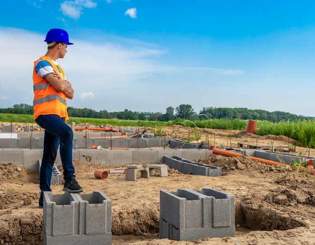 ingénieur sur la construction des fondations du bâtiment. copie espace