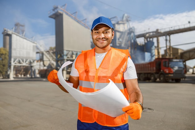 Photo ingénieur en construction multiracial souriant travaillant dans une usine