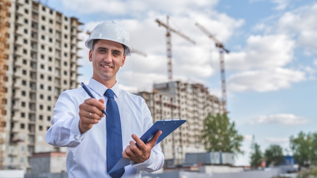 Ingénieur en construction portant un casque blanc