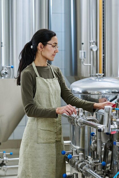 Ingénieur contrôlant le travail de l'équipement