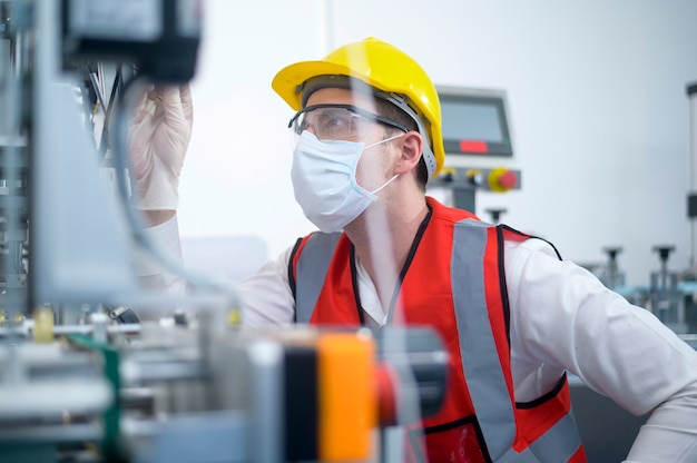 Ingénieur de contrôle qualité (QC) surveillant et vérifiant le système de machine dans l'usine de fabrication