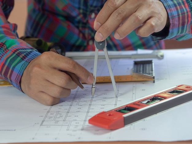 Ingénieur dessinant le projet de construction