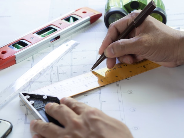 Ingénieur dessinant le projet de construction