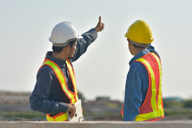 Ingénieur Deux personnes ont levé la main à la lumière du soleil, superviseur contremaître en construction