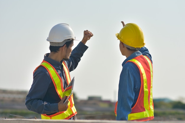 Ingénieur Deux personnes ont levé la main à la lumière du soleil, superviseur contremaître en construction