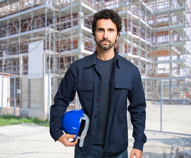 Ingénieur devant un chantier de construction