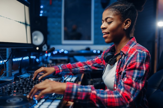 Ingénieur du son féminin dans le studio d'enregistrement