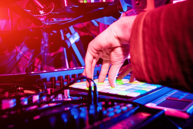 Ingénieur du son travaillant au panneau de mixage dans le studio d'enregistrement sonore.