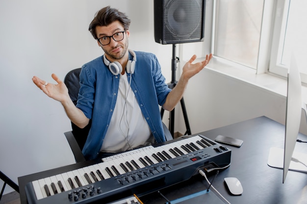 Ingénieur du son travaillant au panneau de mixage dans le studio d'enregistrement