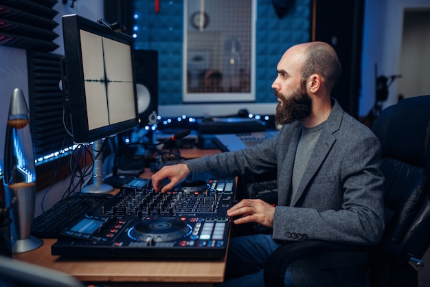 Ingénieur du son travaillant dans le studio d'enregistrement