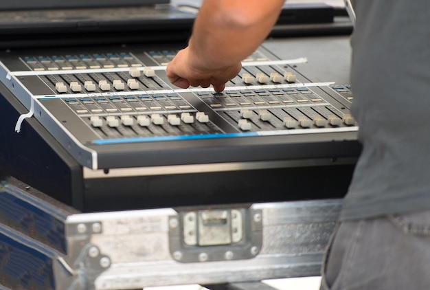 Ingénieur du son travaillant sur table de mixage