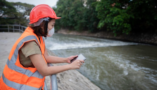 Un ingénieur électricien avancé inspecte le système électrique de l'aqueduc. Techniciens de maintenance pour le système de contrôle du système de traitement des eaux usées.