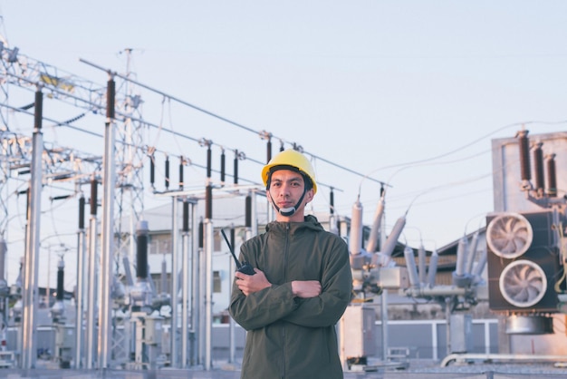 Photo ingénieur électricien debout à la sous-station électrique