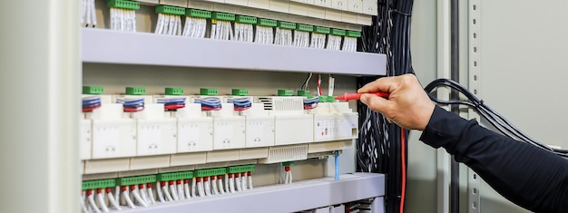 Un ingénieur électricien étudie un concept de maintenance d'armoire de commande électrique