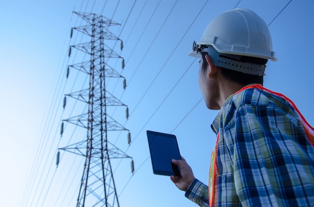 Ingénieur électricien tenant et utilisant une tablette numérique