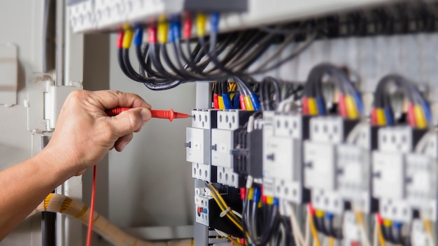 Photo ingénieur électricien vérifiant le fonctionnement de la commande électrique