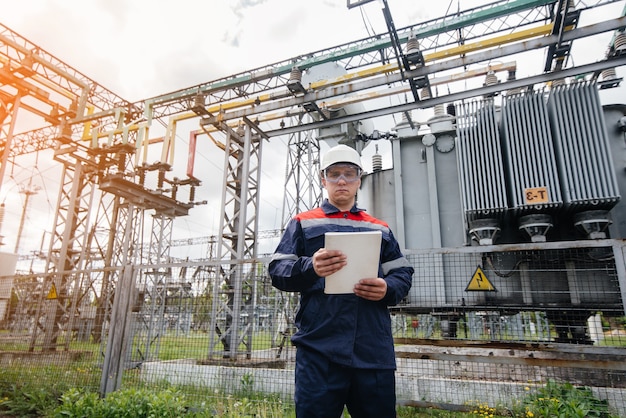 L'ingénieur en énergie inspecte l'équipement de la sous-station. Ingénierie électrique. Industrie.