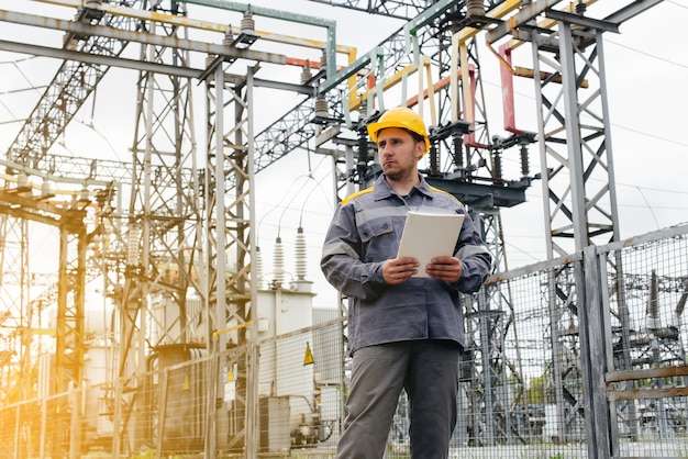 L'ingénieur en énergie inspecte l'équipement de la sous-station. Ingénierie électrique. Industrie.