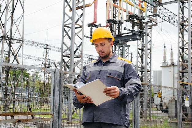 L'ingénieur en énergie inspecte l'équipement de la sous-station. Ingénierie électrique. Industrie.