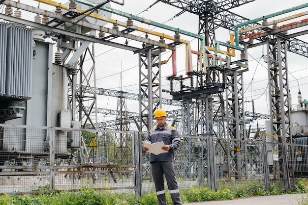 L'ingénieur en énergie inspecte l'équipement de la sous-station. Ingénierie électrique. Industrie.