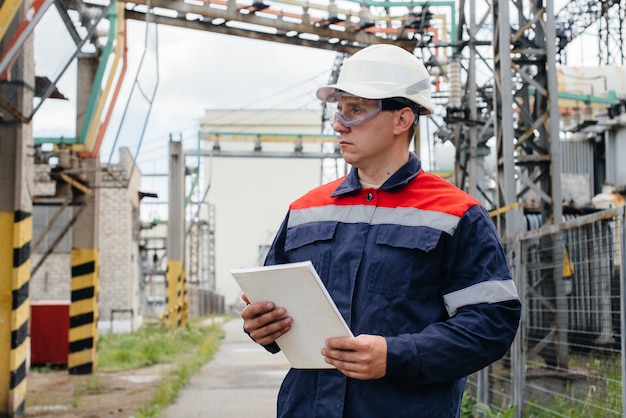 L'ingénieur en énergie inspecte l'équipement de la sous-station. Ingénierie électrique. Industrie.