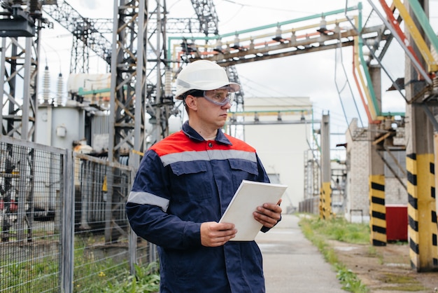 L'ingénieur en énergie inspecte l'équipement de la sous-station. Ingénierie électrique. Industrie.