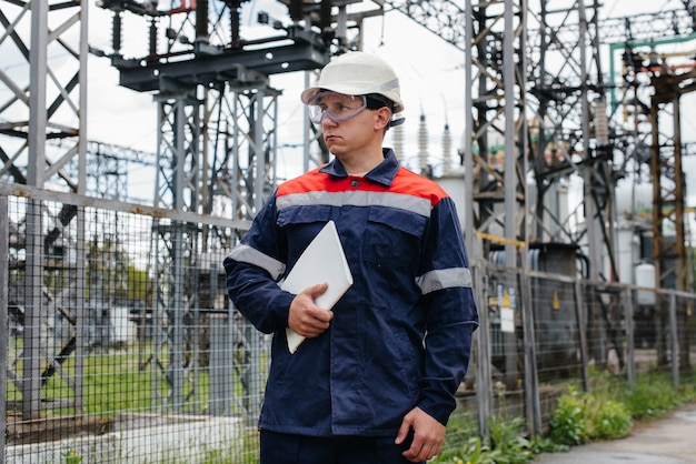 L'ingénieur en énergie inspecte l'équipement de la sous-station. Ingénierie électrique. Industrie.