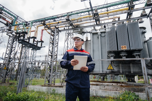 L'ingénieur en énergie inspecte l'équipement de la sous-station. Ingénierie électrique. Industrie.