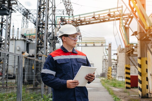 L'ingénieur en énergie inspecte l'équipement de la sous-station. Ingénierie électrique. Industrie.